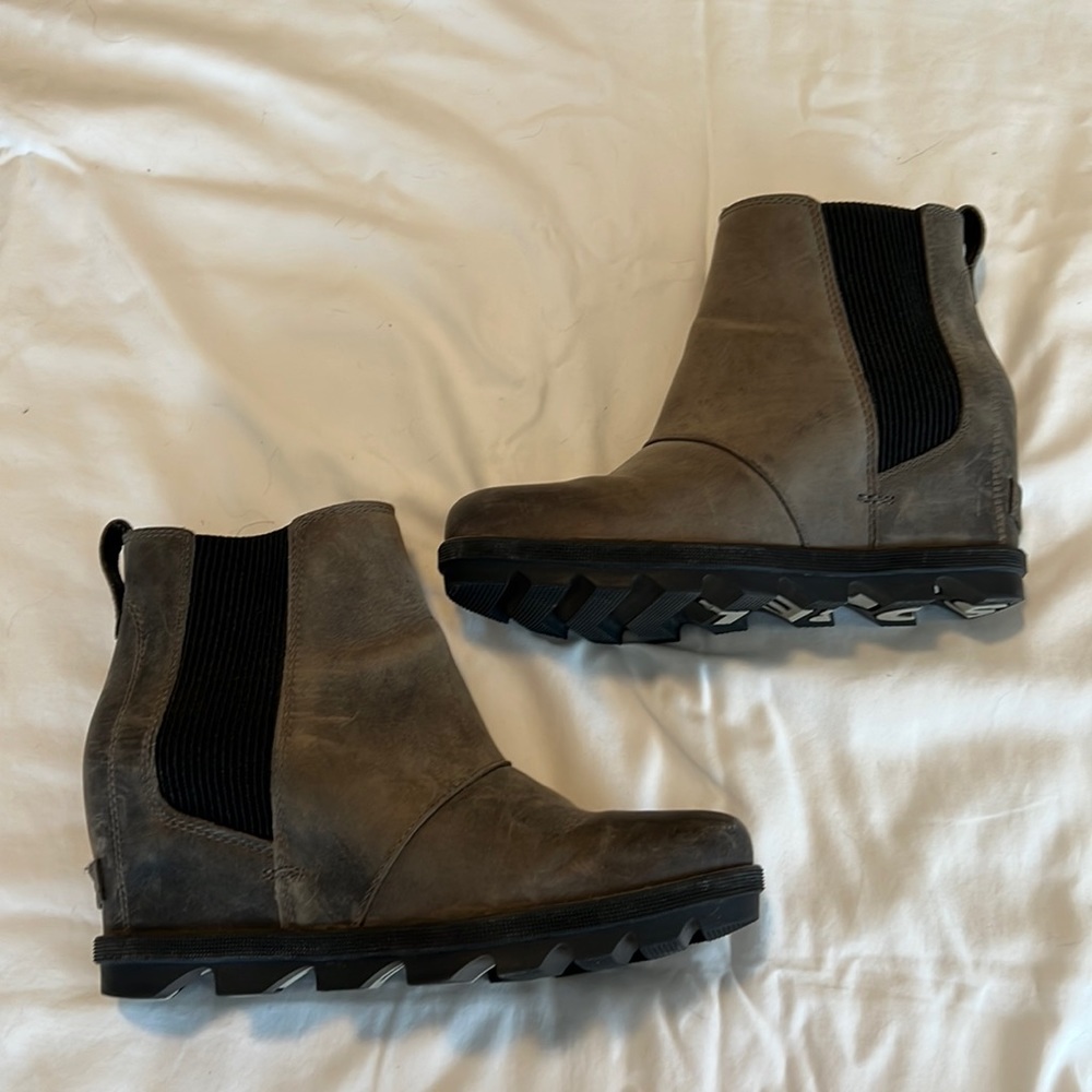 Sorel Joan of arc wedge chelsea boot gray size 8